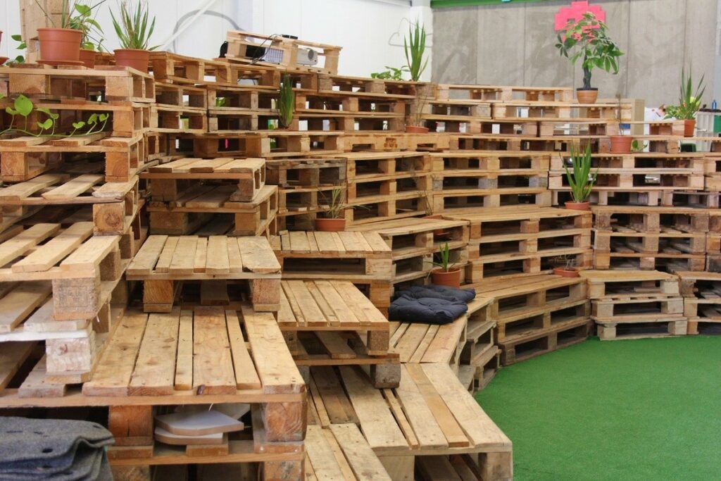 Même des palettes surélevées dans le jardin